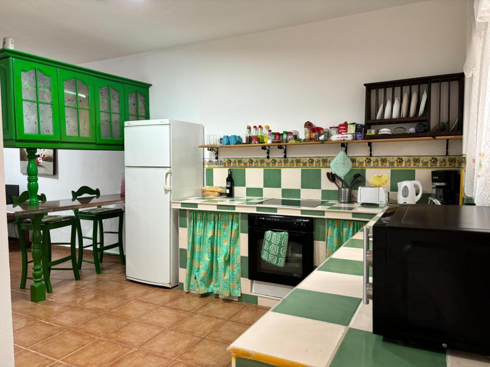 Habitacion Matrimonial En Un Bajo Bano Compartido Areas Compartidas Abades  Exterior photo