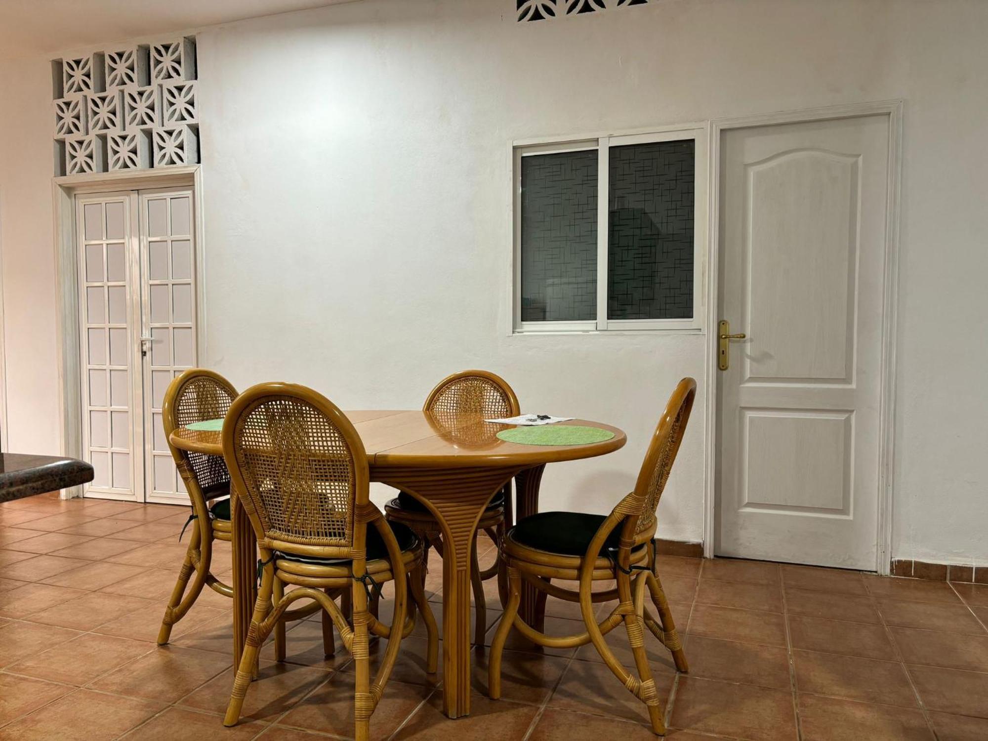 Habitacion Matrimonial En Un Bajo Bano Compartido Areas Compartidas Abades  Exterior photo